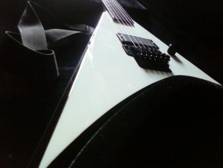 MA guitar !!!! :D fabuleuse n'est-elle pas ?